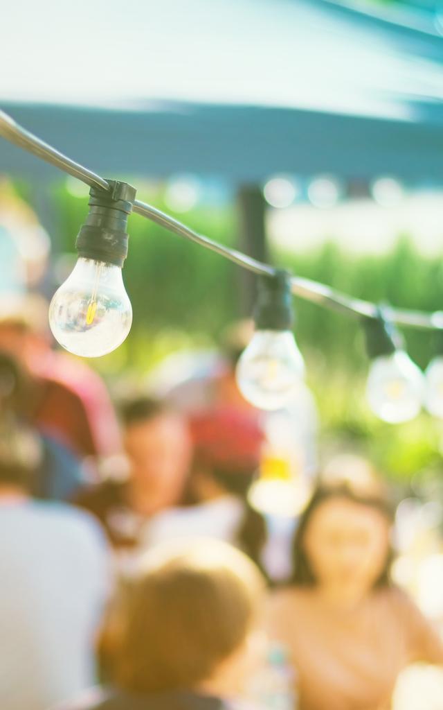 Lampes Suspendues Au Restaurant Plein Air Plusieurs Visiteurs Arriere Plan Barbecue